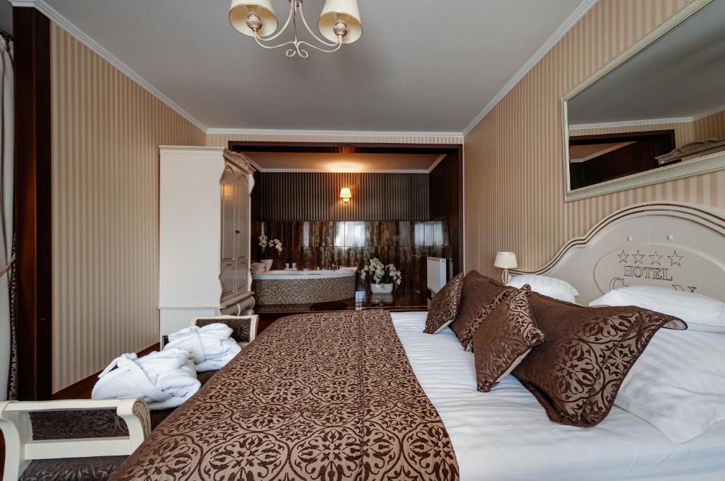 1 dormitorio con 1 cama grande y baño en Hotel Chopin, en Sochaczew