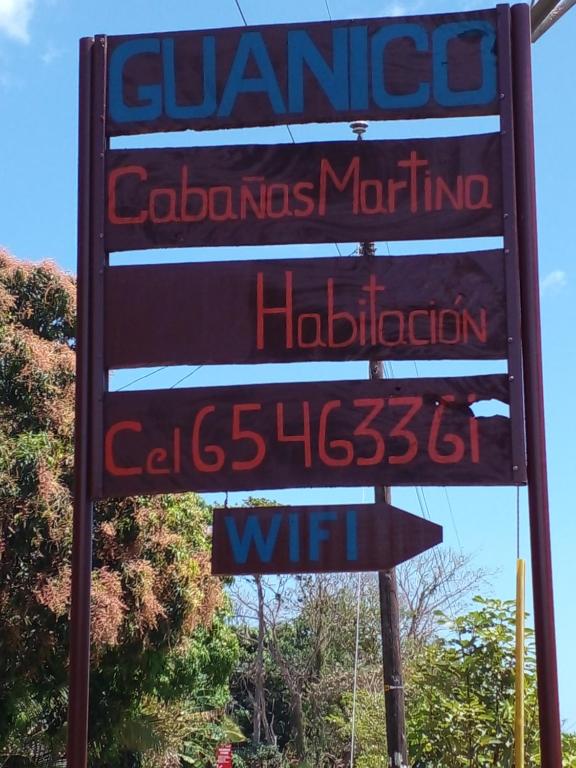 una señal para una gasolinera en Cabañas Martina Surf Playa Guanico en Pedregal