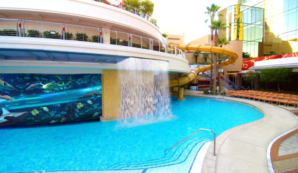 uma piscina num hotel com escorrega aquático em Golden Nugget Hotel & Casino Las Vegas em Las Vegas