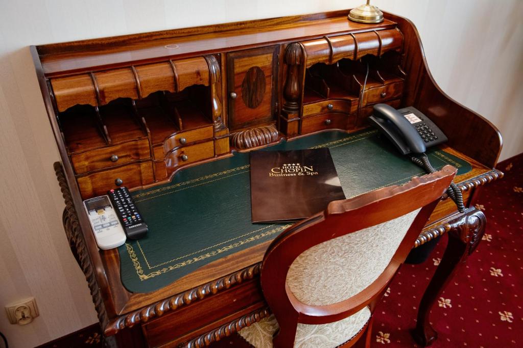 Biliár nebo kulečník v ubytování Hotel Chopin Business&SPA