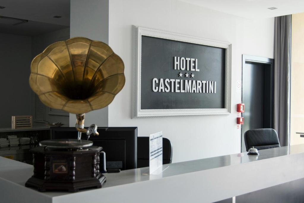um quarto com uma mesa com um candeeiro em Castelmartini Wellness & Business Hotel em Larciano