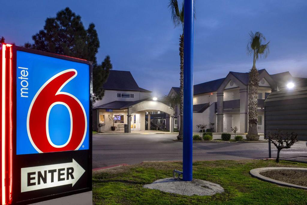 una señal frente a una casa en Motel 6-Buttonwillow, CA Central, en Buttonwillow