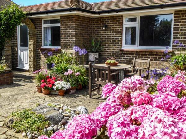 una casa con un ramo de flores delante de ella en Herbrand House, en Bexhill-on-Sea