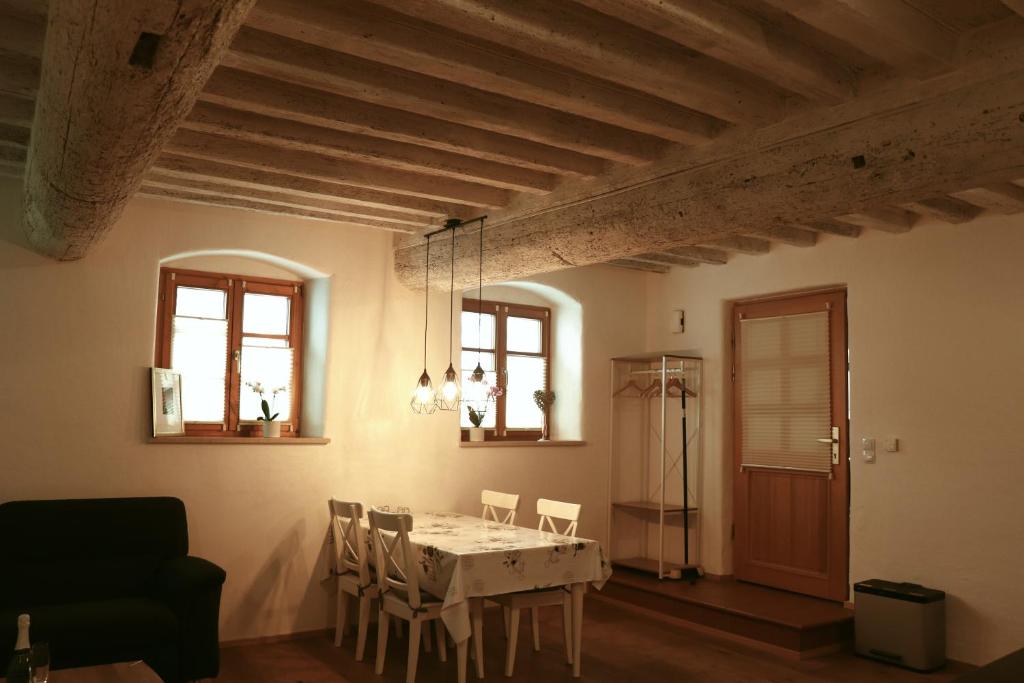 a dining room with a table and chairs at Stilvolle Wohnung auf 50 m² mit Parkplatz und WiFi in Kraiburg am Inn