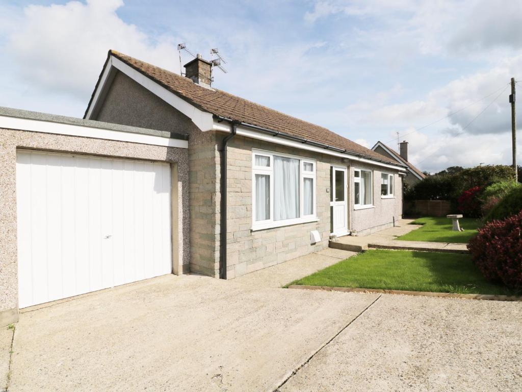 eine weiße Garagentür an einem Haus in der Unterkunft Bungalow in Fishguard