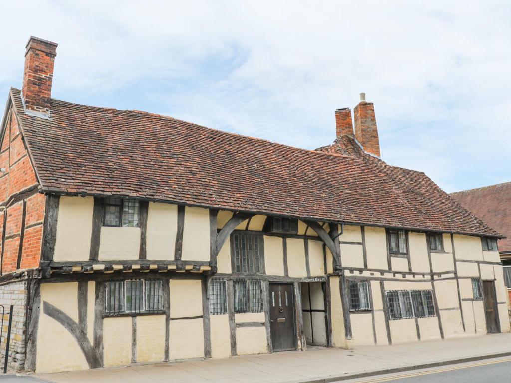 an old building on the corner of a street at 4 Masons Court in Stratford-upon-Avon
