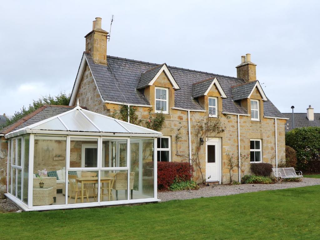 eine Erweiterung zu einem Haus mit Wintergarten in der Unterkunft Kerrisdale in Dornoch