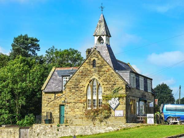 Hutton le HoleにあるThe Old School Houseの塔を背に建つ古いレンガ造りの教会