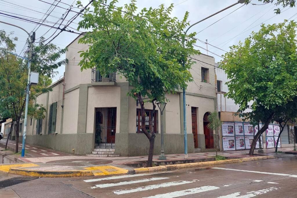 a building on the corner of a street at Departamento en Godoy Cruz in Godoy Cruz