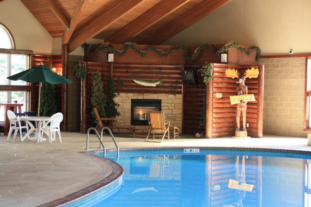 Bazén v ubytování Cedar Creek Hotel Wausau - Rothschild nebo v jeho okolí