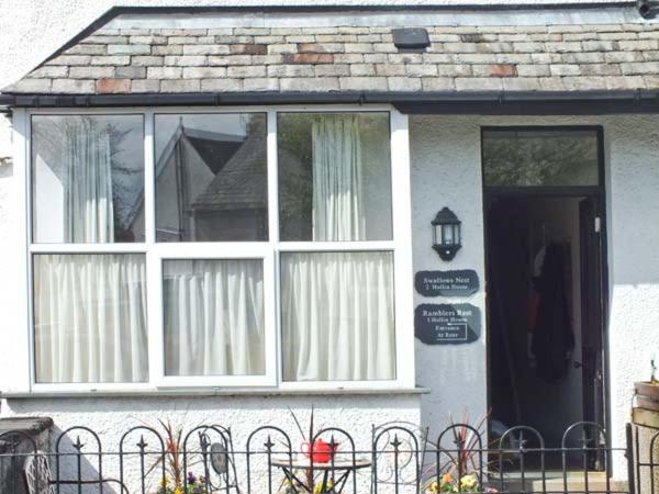 una casa bianca con finestra e porta di Swallows Nest a Coniston