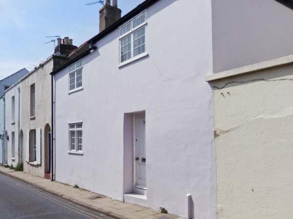 een wit gebouw aan de straatkant bij Seashell Cottage in Deal