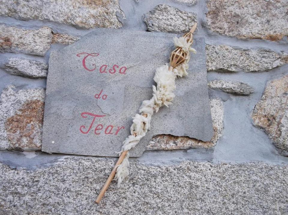 a piece of stone with the words casa do year written on it at Casa do Tear in Macieira de Alcoba