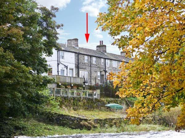 een huis met een rode pijl ervoor bij Rose Cottage in Grassington