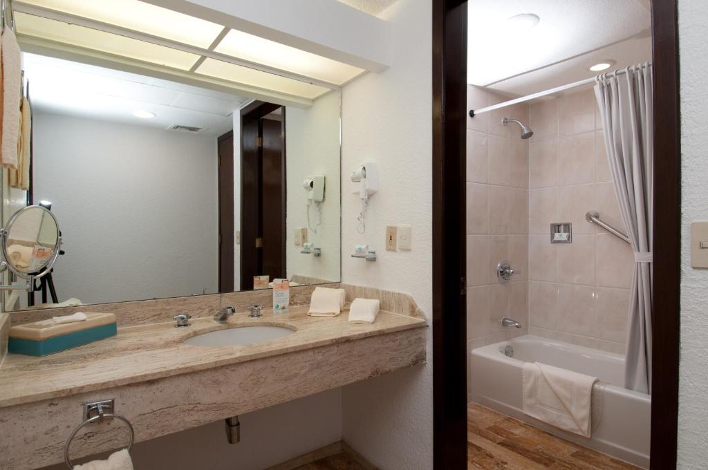 Koupelna v ubytování The Royal Cancun All Suites Resort