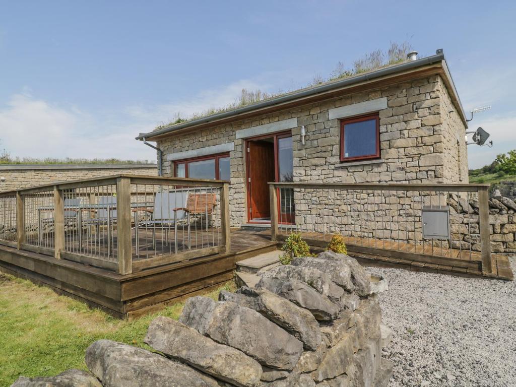 ein Steinhaus mit Veranda und Terrasse in der Unterkunft Boavista in Carnforth