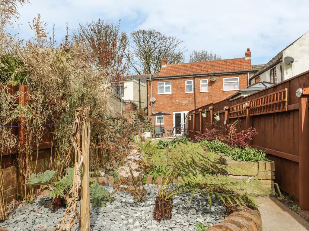 een tuin in de achtertuin van een huis bij Bankhouse in Dimlington