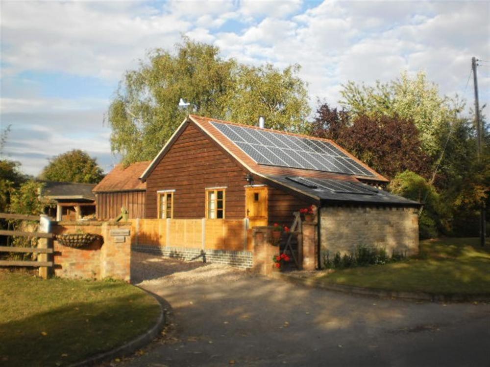 una casa con paneles solares encima en Robbie's Barn, en Halford