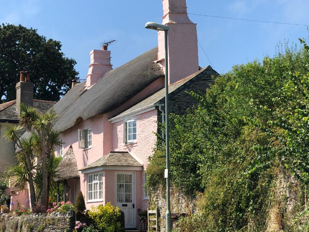 ダートマスにあるGlen Cottageのピンクの家
