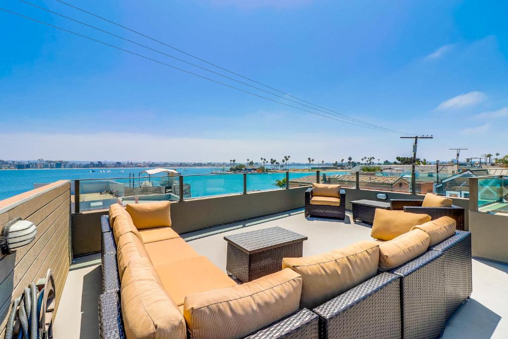 een balkon met een bank en uitzicht op de oceaan bij Tangiers Retreat in San Diego