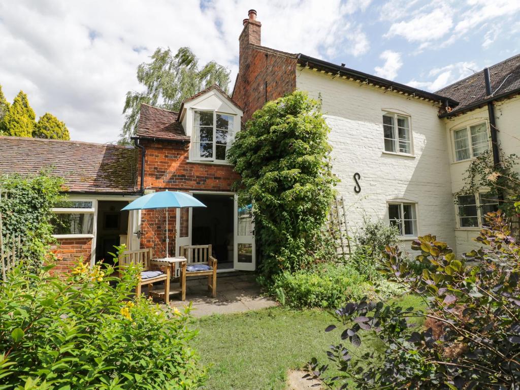 an exterior view of a house with a garden at The Cottage in Pershore