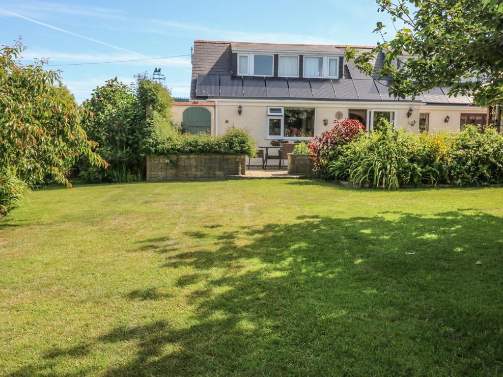 ein Haus mit einer großen Wiese davor in der Unterkunft Woolly Welcome in Penzance