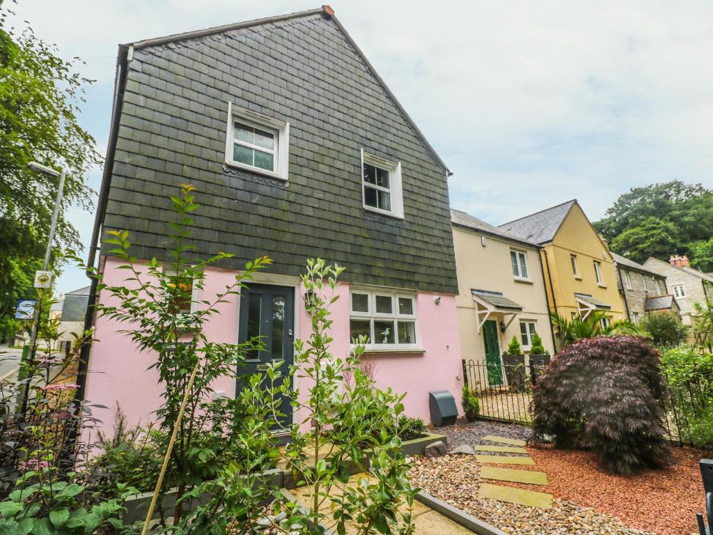 Marshmallow House - Housity