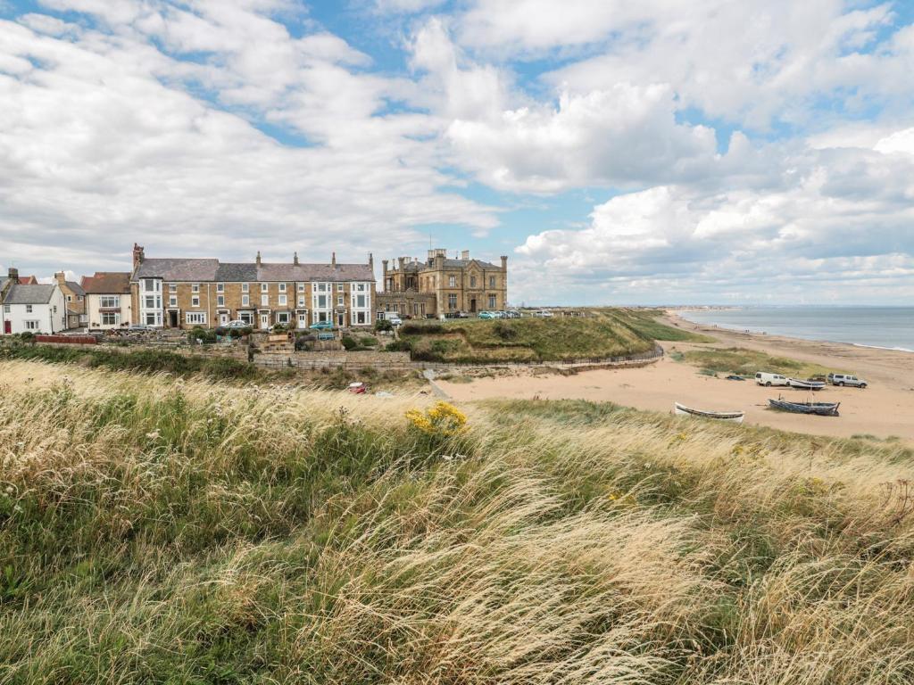 un gran edificio en una playa junto al océano en Larksbay View, en Redcar