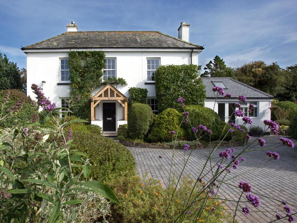 una casa blanca con un jardín delante de ella en Penlaurel en Launceston