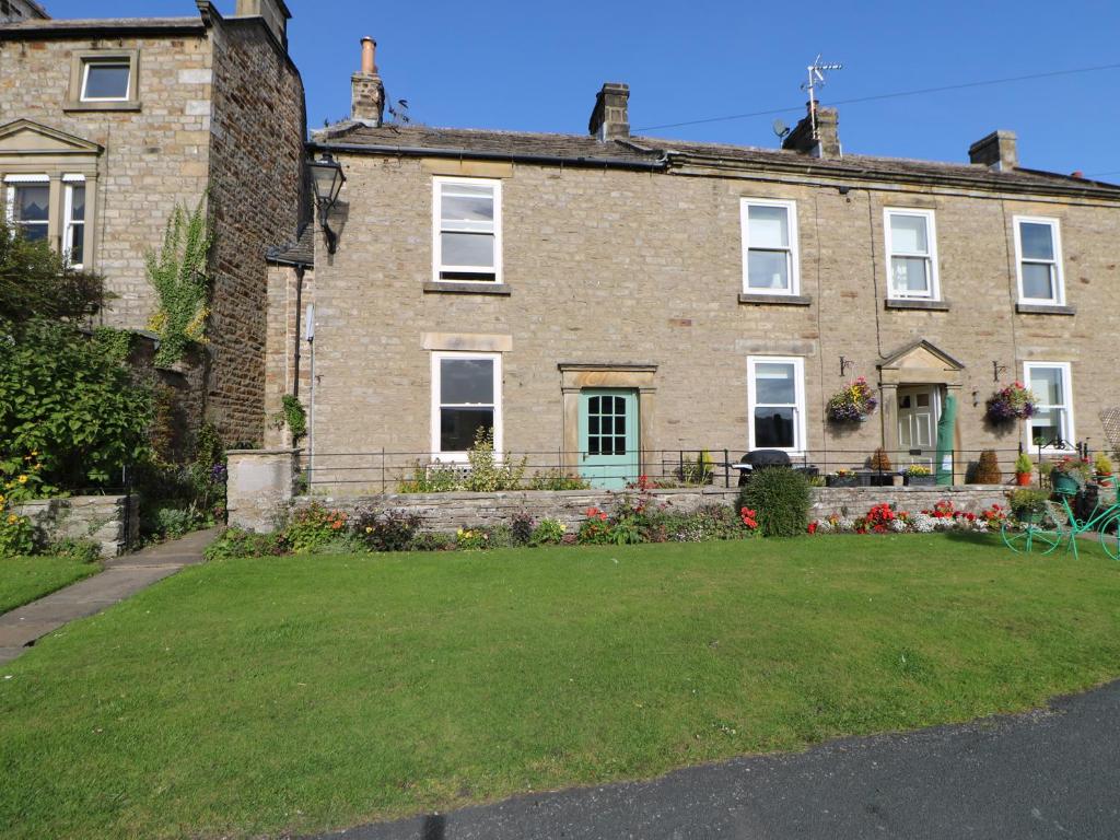 a large brick house with a lawn in front of it at Fellside in Richmond