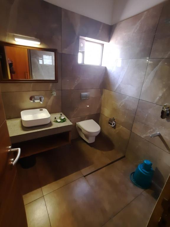 ein Bad mit einem WC, einem Waschbecken und einer Dusche in der Unterkunft Willow Resorts in Ambalavayal