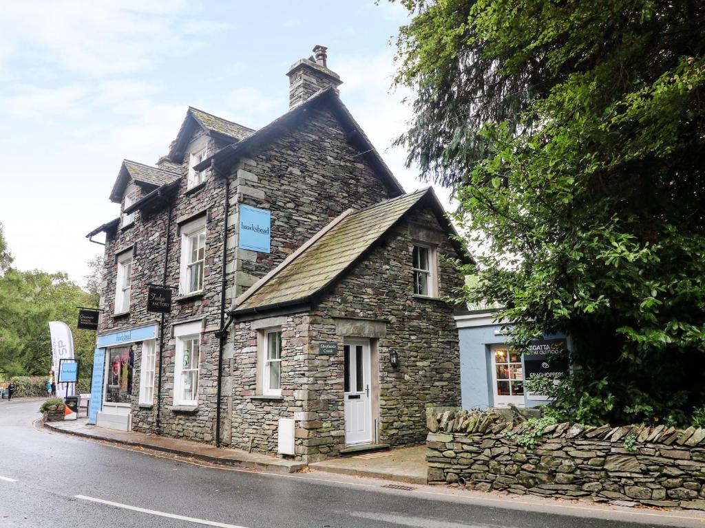 un vecchio edificio in pietra sul lato di una strada di Shepherd's Crook ad Ambleside