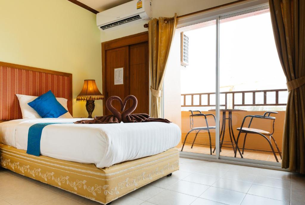 Postel nebo postele na pokoji v ubytování Thipurai Beach Hotel