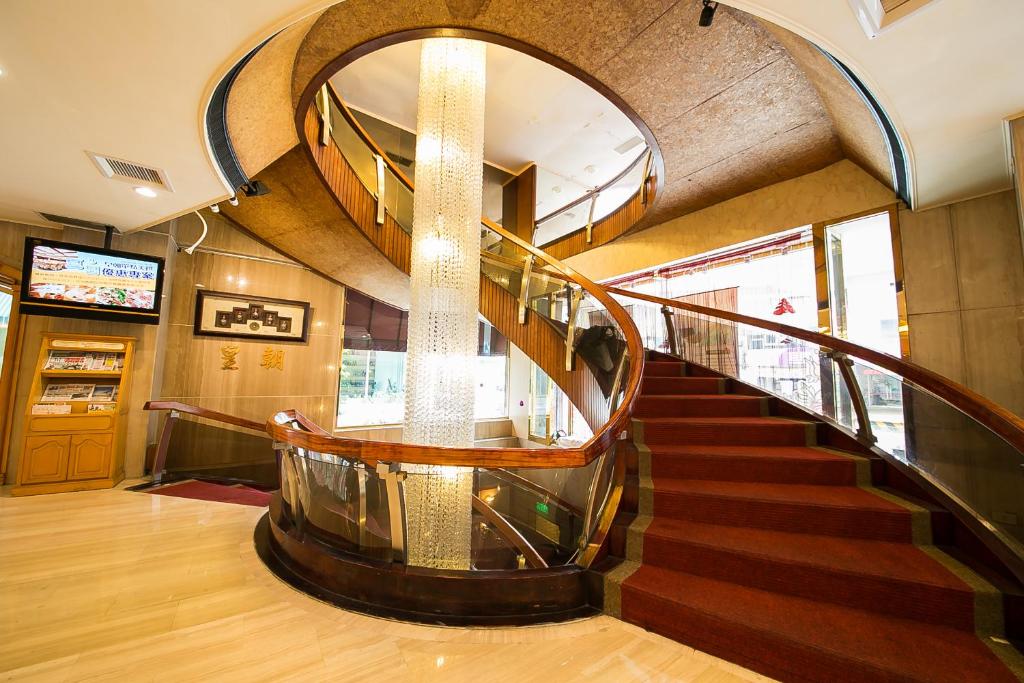 TV a/nebo společenská místnost v ubytování Dynasty Hotel