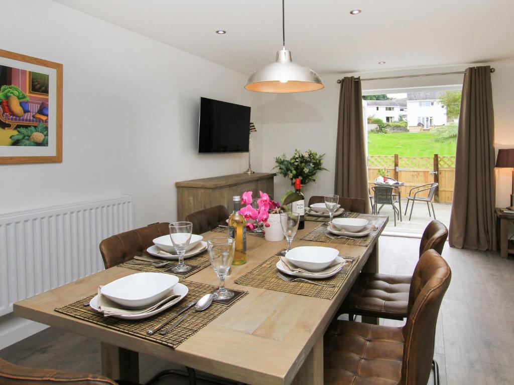 una sala da pranzo con tavolo e sedie in legno di Cuckooland a Porthmadog
