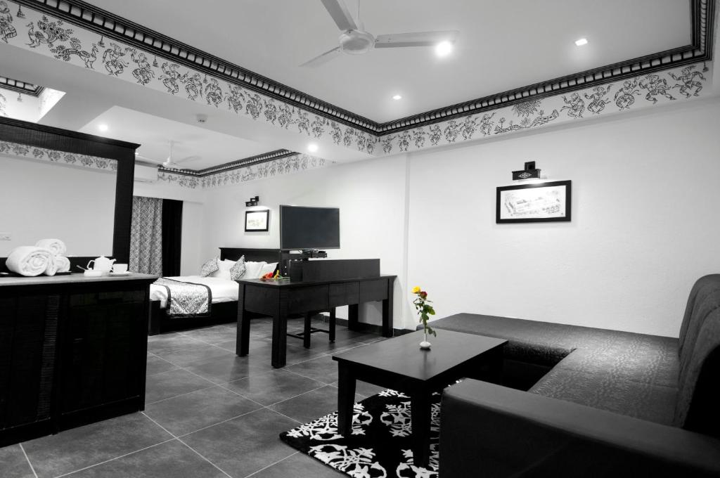 TV a/nebo společenská místnost v ubytování Liwa - The Transit Hotel, Bengaluru