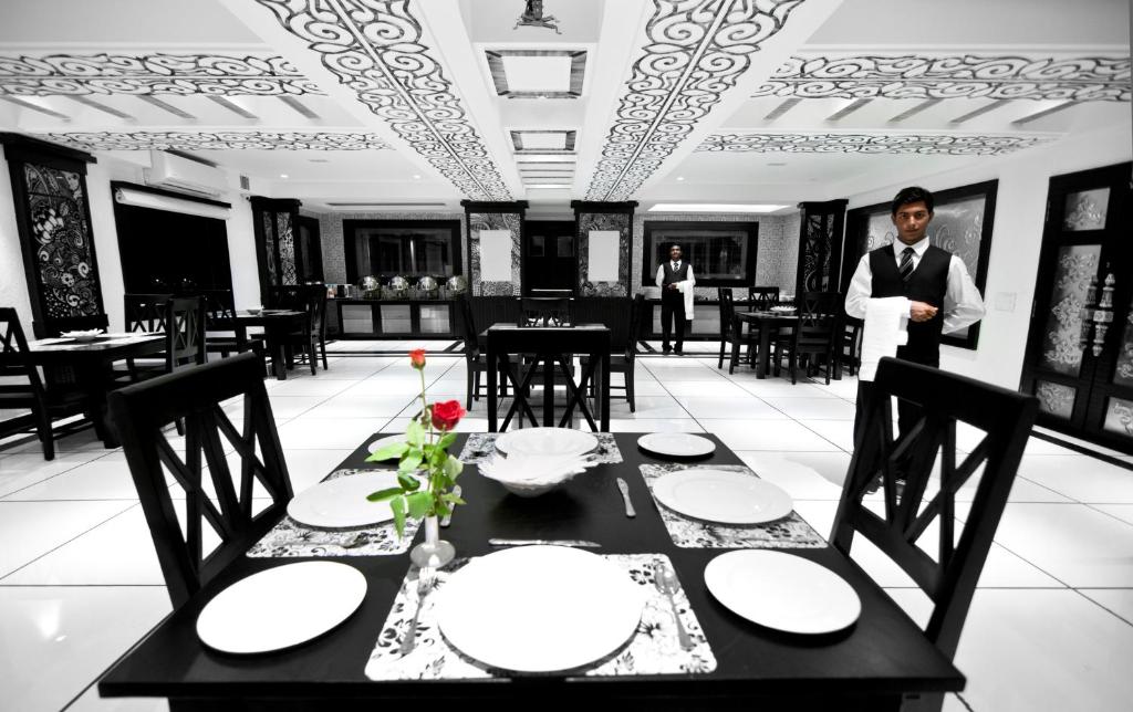 Restaurace v ubytování Liwa - The Transit Hotel, Bengaluru