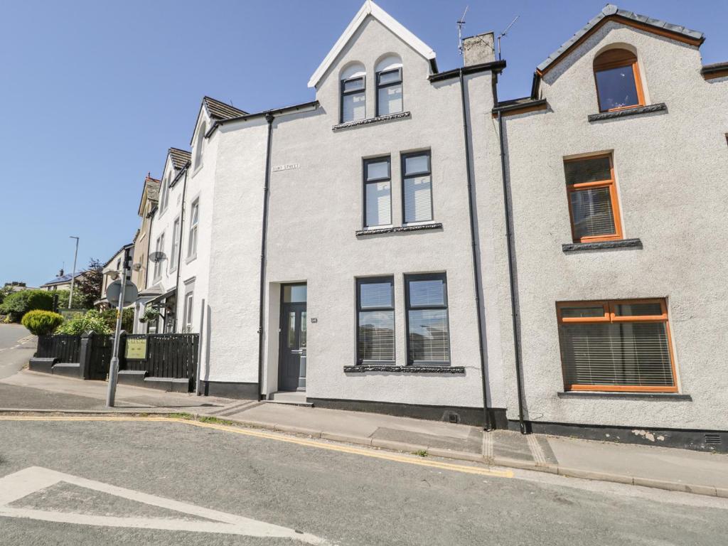 um edifício branco ao lado de uma rua em Duddon House em Millom