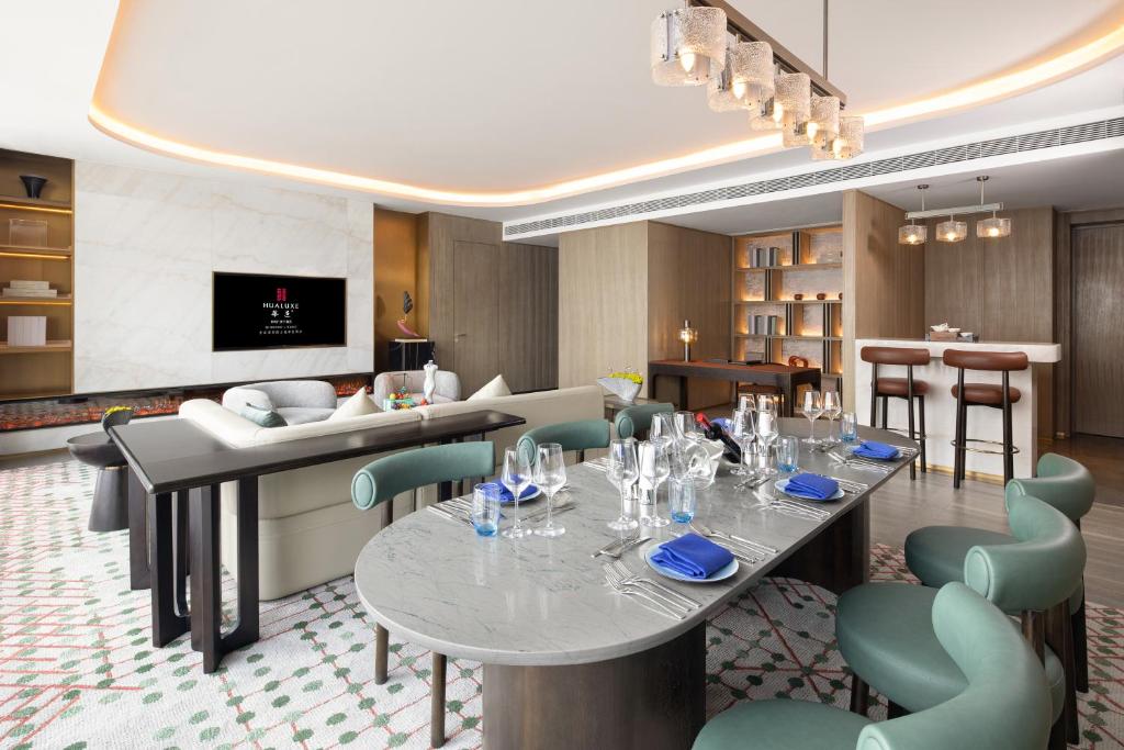 HUALUXE Hotels and Resorts Qingdao Licang - 1 King 1 BDM Suite Loune Access