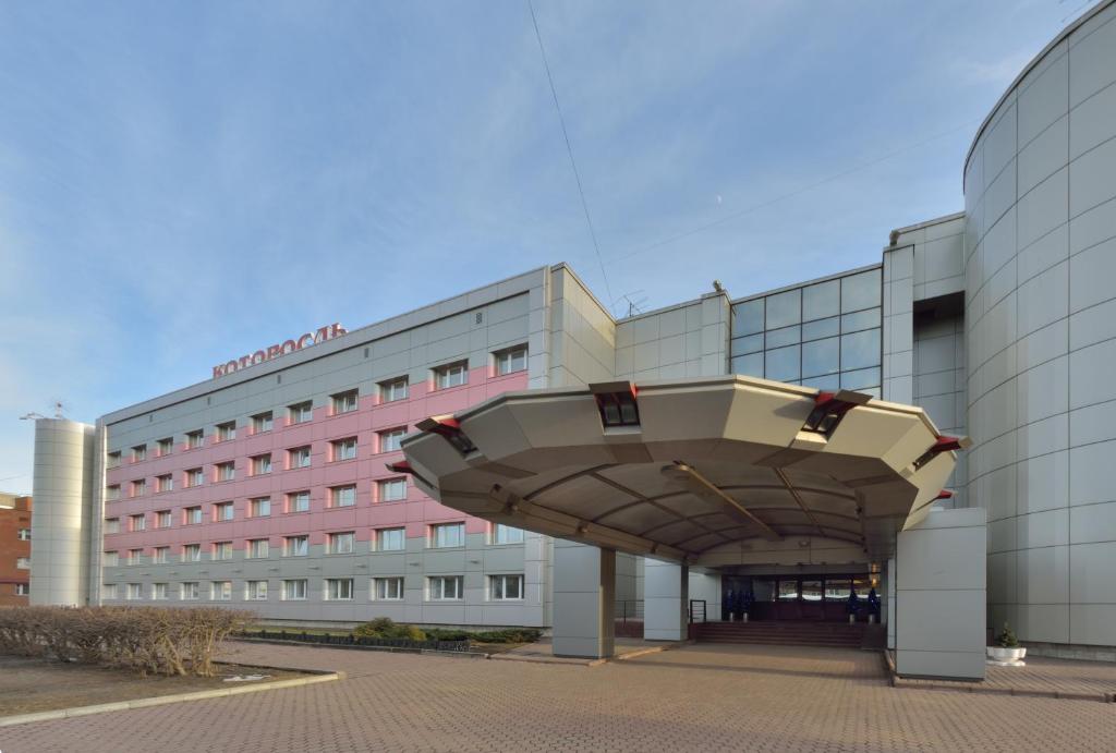 a hospital with a large building with a canopy at Kotorosl Hotel in Yaroslavl