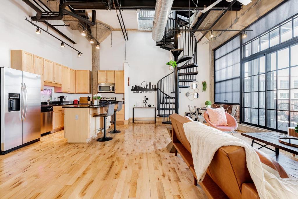 Cet appartement comprend une cuisine ouverte et un salon. dans l'établissement CozySuites Stunning 2BR penthouse Skyline view, à Saint-Louis
