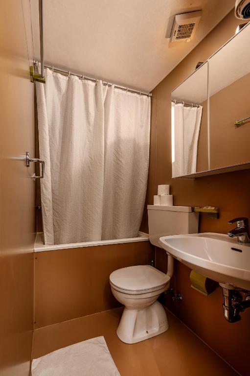 A bathroom at Hotel Klammer