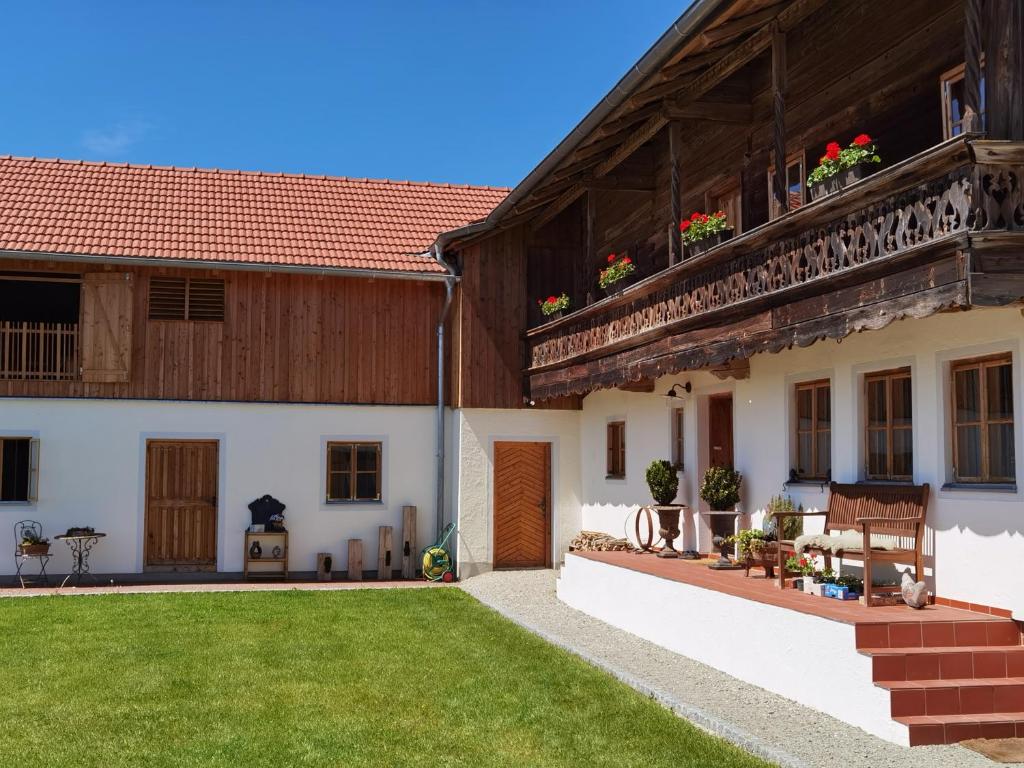 an exterior view of a house with a green yard at Strass4 in Neumarkt-Sankt Veit