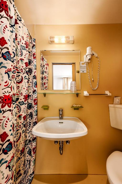 A bathroom at Hotel Klammer