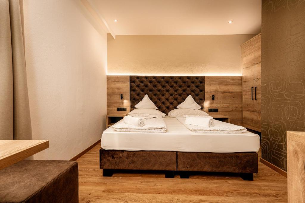 A bed or beds in a room at Hotel Klammer