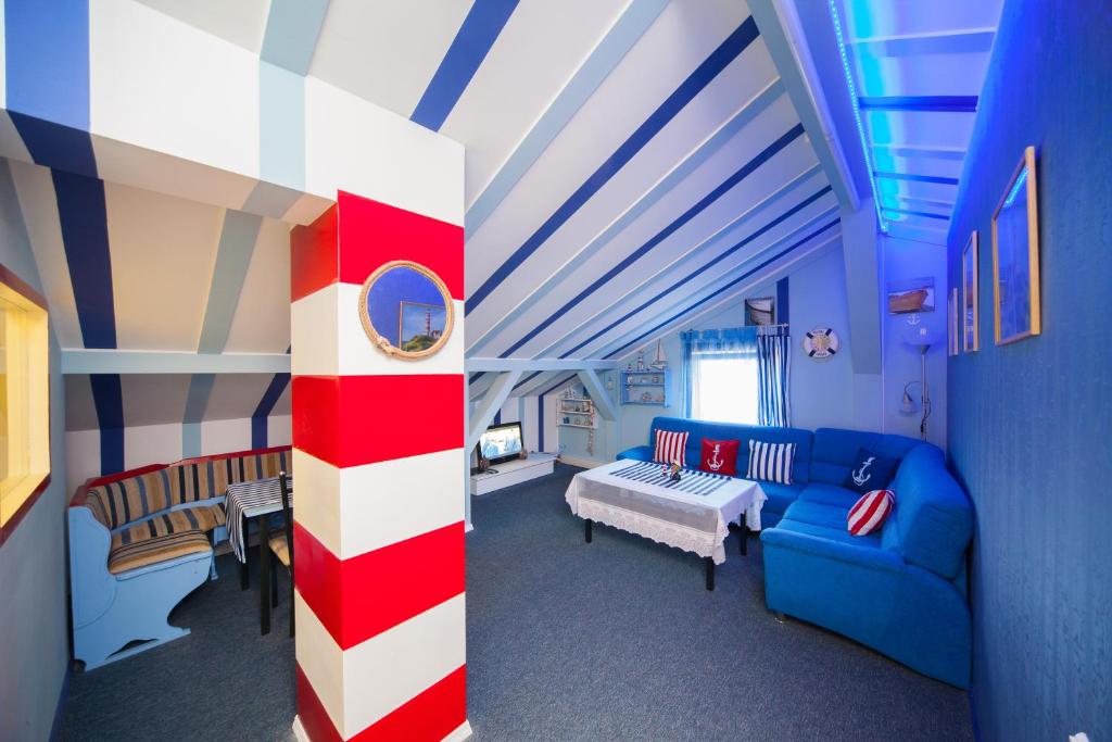 ein Lego-Zimmer mit einem blauen Sofa und einer roten und weißen Säule in der Unterkunft Apartments Jurmala Dreams in Riga