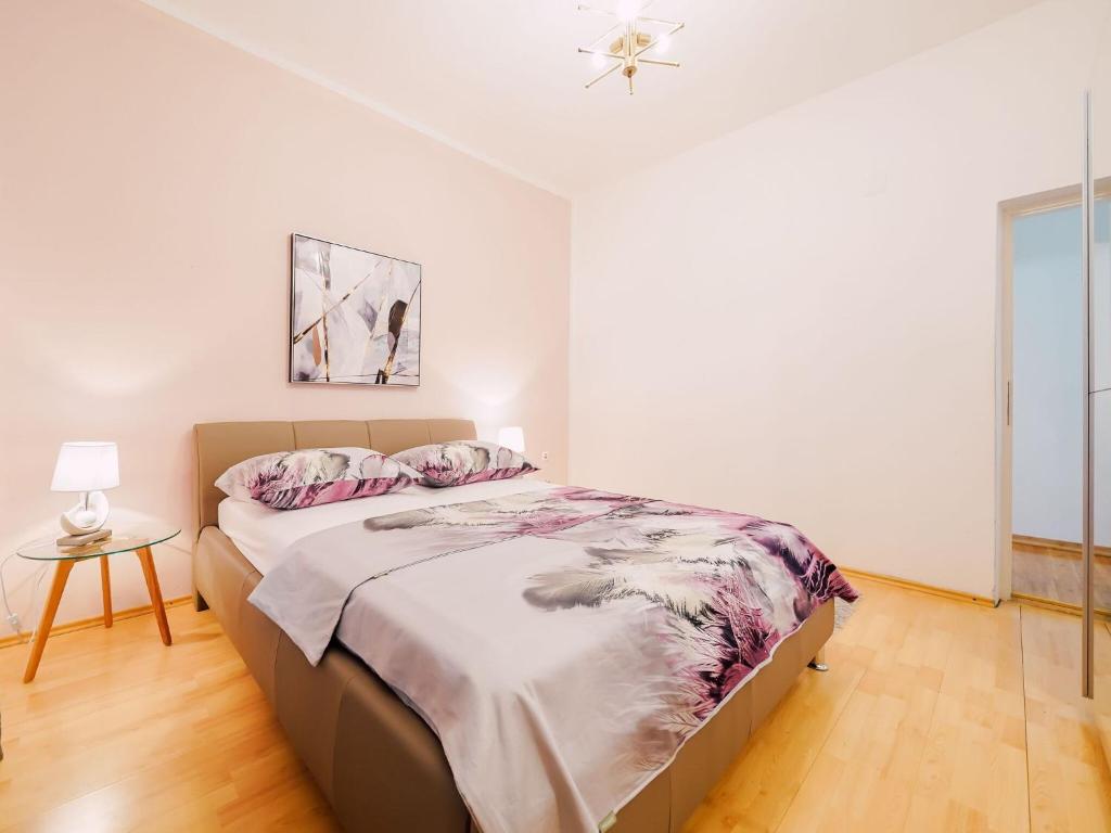 Posteľ alebo postele v izbe v ubytovaní Spacious apartment with swimming pool