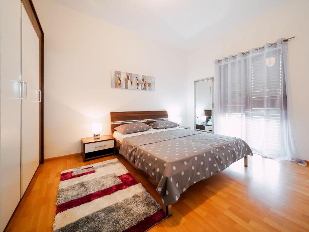 Posteľ alebo postele v izbe v ubytovaní Spacious apartment with swimming pool