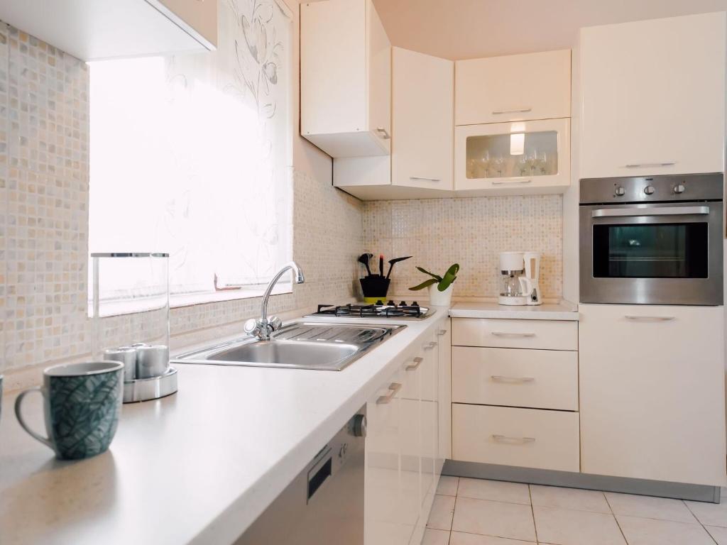 Kuchyňa alebo kuchynka v ubytovaní Spacious apartment with swimming pool