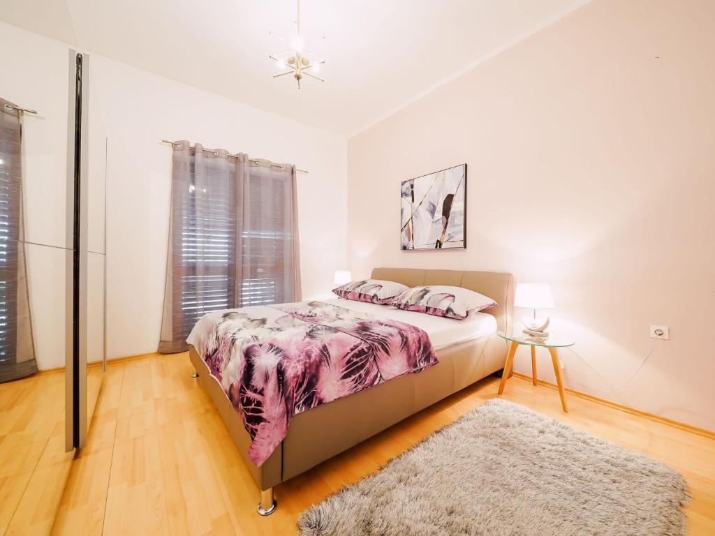 Posteľ alebo postele v izbe v ubytovaní Spacious apartment with swimming pool